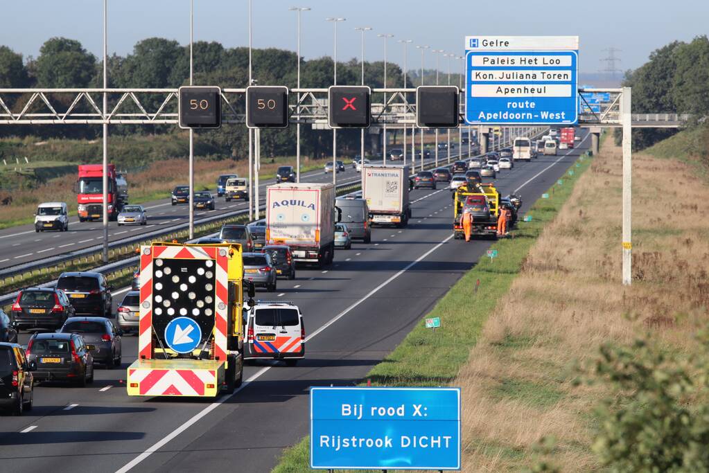 Rijstrook dicht en forse vertraging na ongeval