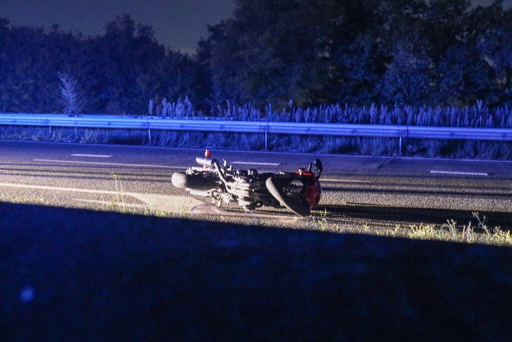 Motorrijder hard onderuit op afrit