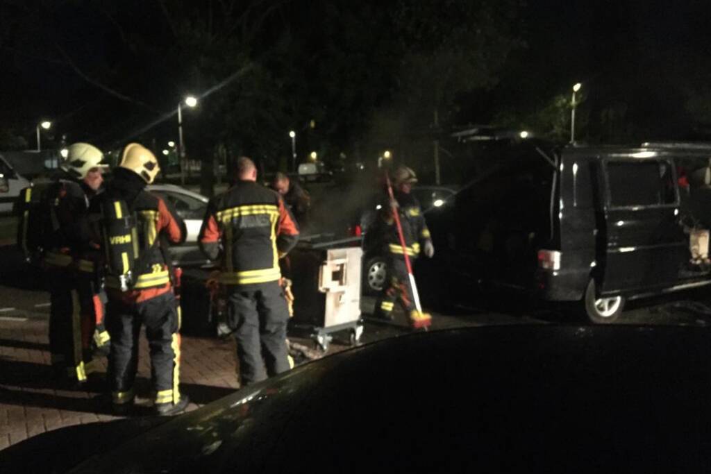 Bestelbus verwoest na te hete oven in laadruim