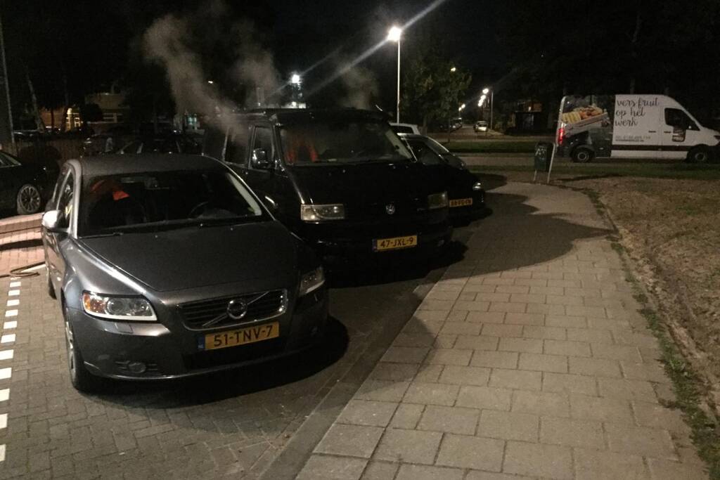 Bestelbus verwoest na te hete oven in laadruim