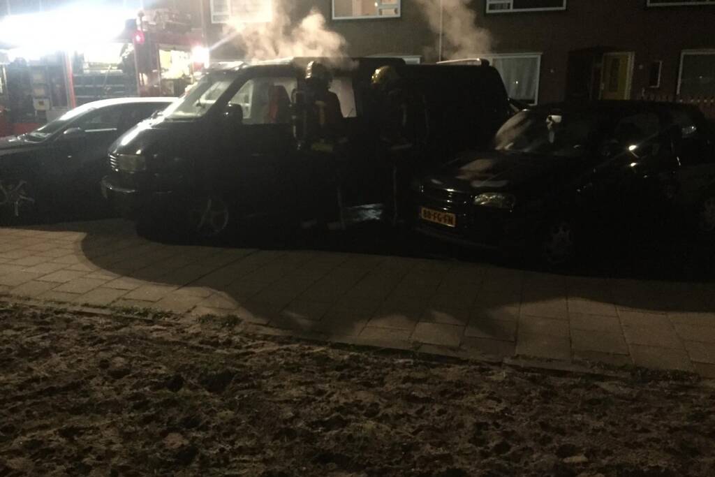 Bestelbus verwoest na te hete oven in laadruim