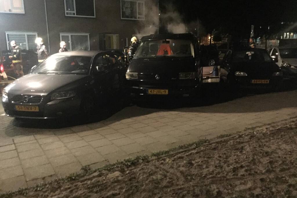 Bestelbus verwoest na te hete oven in laadruim