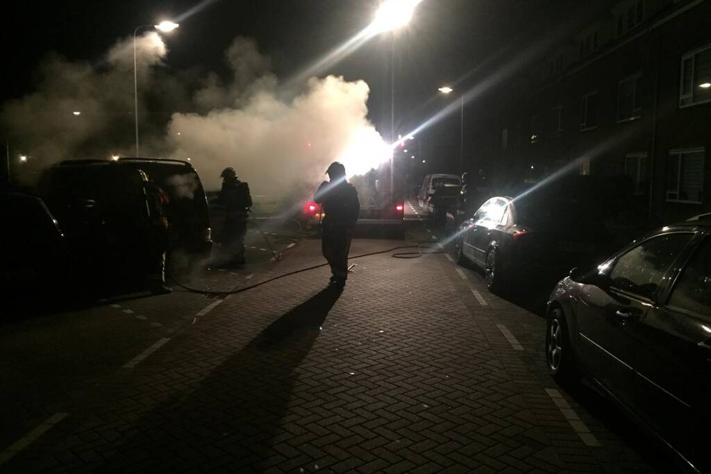 Bestelbus verwoest na te hete oven in laadruim