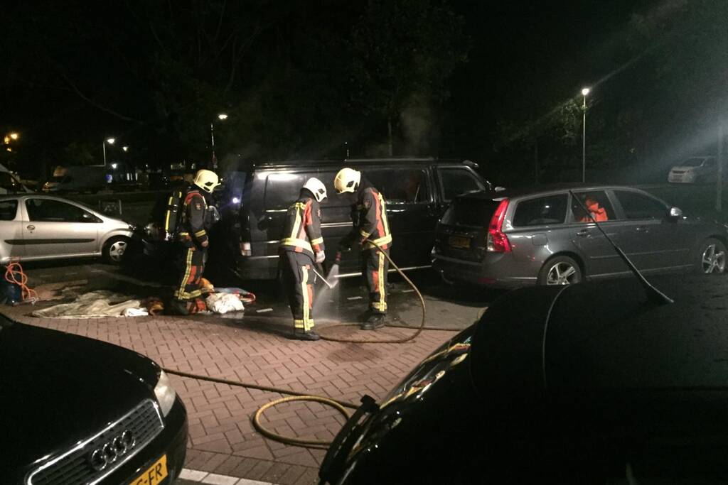 Bestelbus verwoest na te hete oven in laadruim