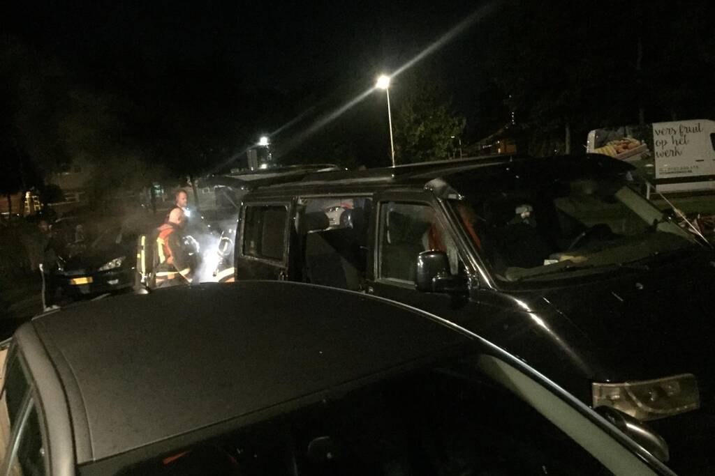 Bestelbus verwoest na te hete oven in laadruim