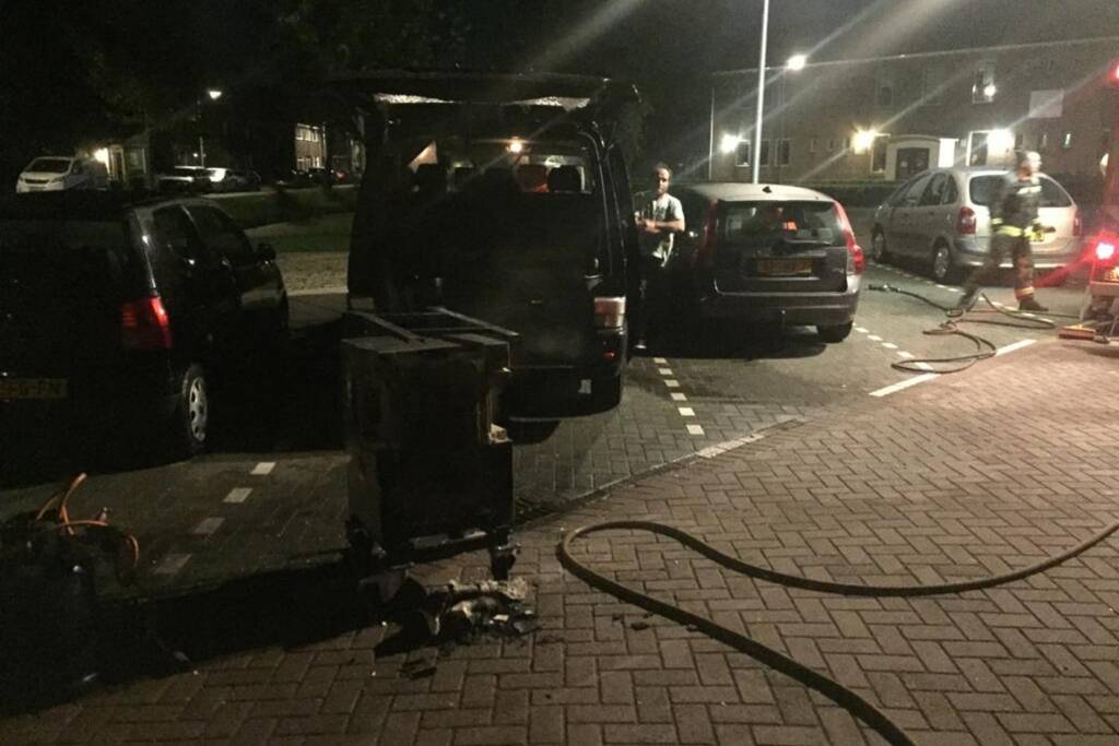 Bestelbus verwoest na te hete oven in laadruim