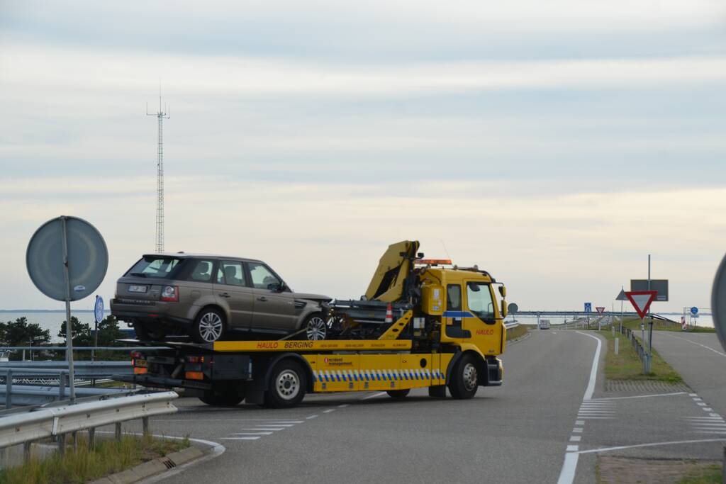 Land Rover botst frontaal op RIMOB