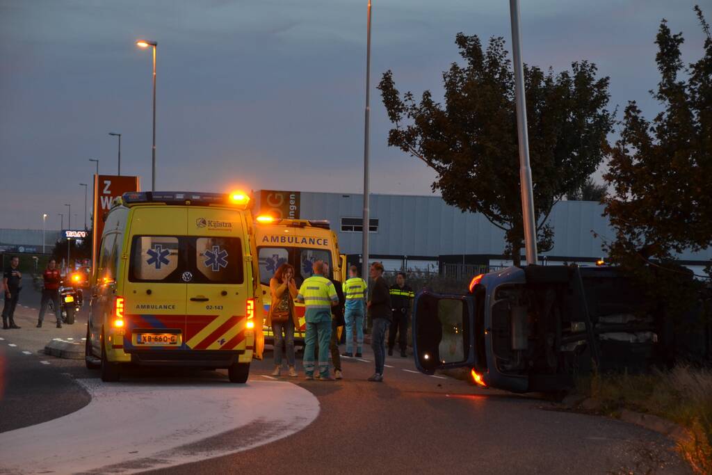 Auto vliegt uit de bocht belandt op zijkant