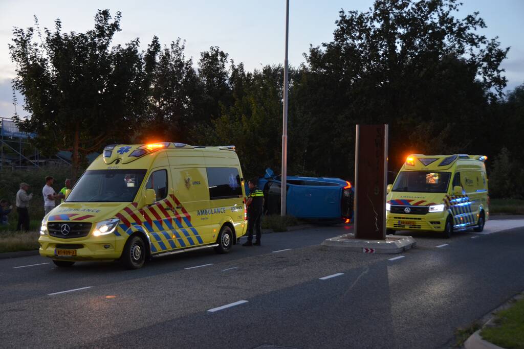 Auto vliegt uit de bocht belandt op zijkant