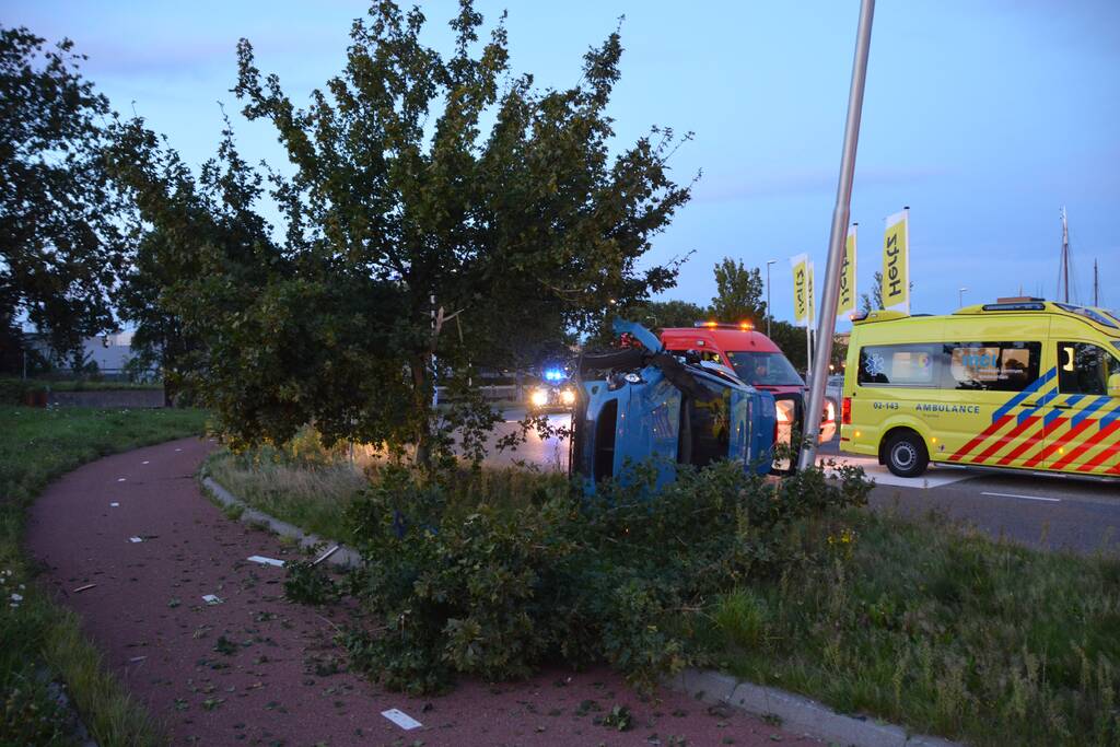 Auto vliegt uit de bocht belandt op zijkant