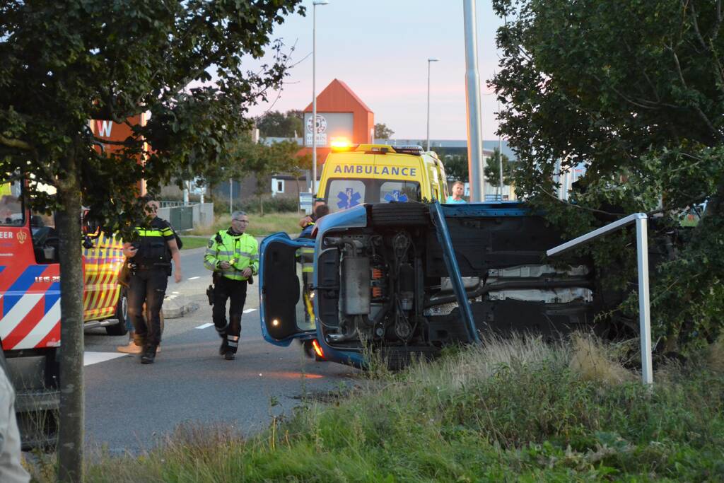 Auto vliegt uit de bocht belandt op zijkant
