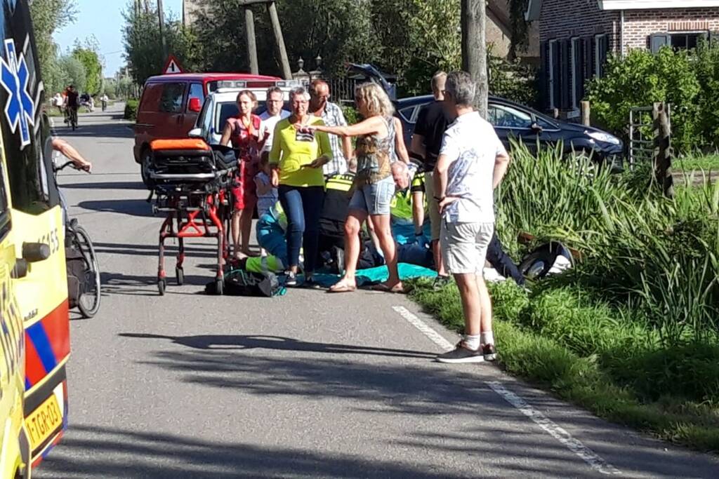 Gemotoriseerde bakfiets belandt in water bij uitwijkmanoeuvre