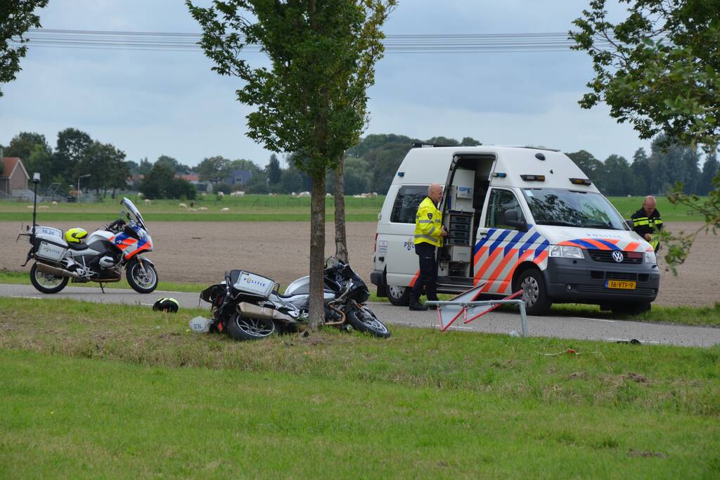 Politiemotor gaat onderuit in bocht