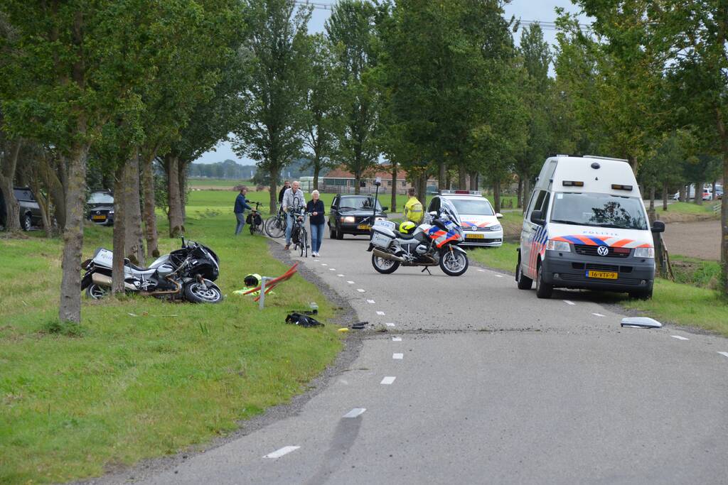 Politiemotor gaat onderuit in bocht