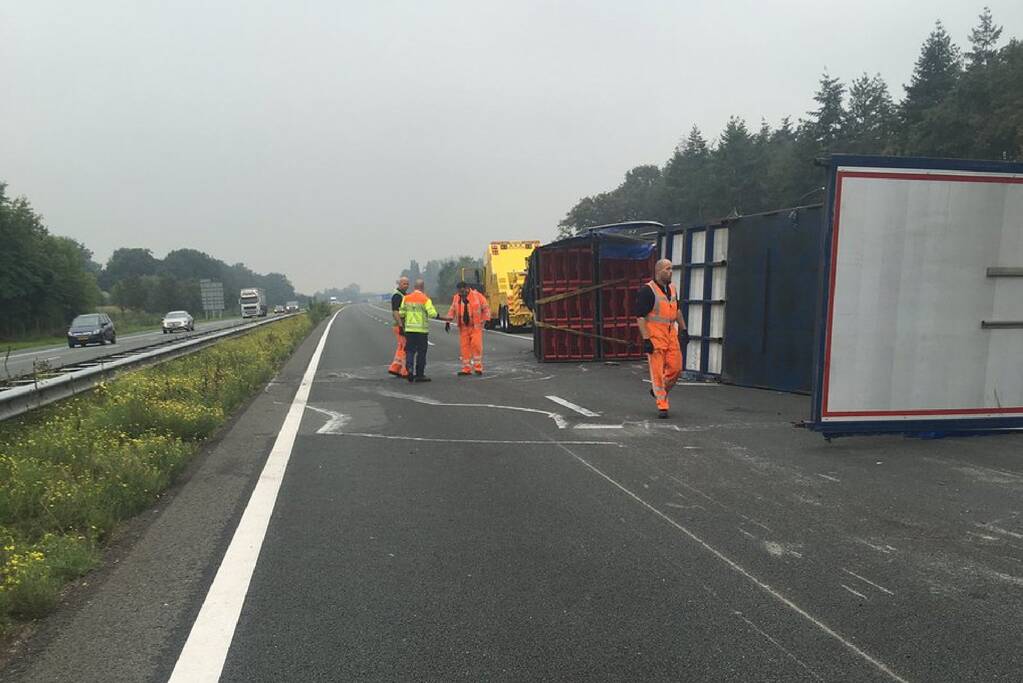 Rijbaan snelweg geblokkeerd door gekantelde vrachtwagen; filmende bestuurders bekeurd