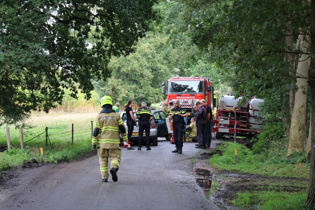 Volwassene en kind gewond bij frontale aanrijding