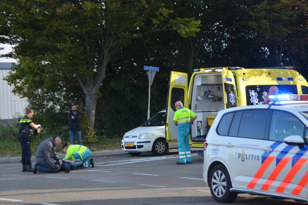 Fietser gewond na aanrijding met bestelbus
