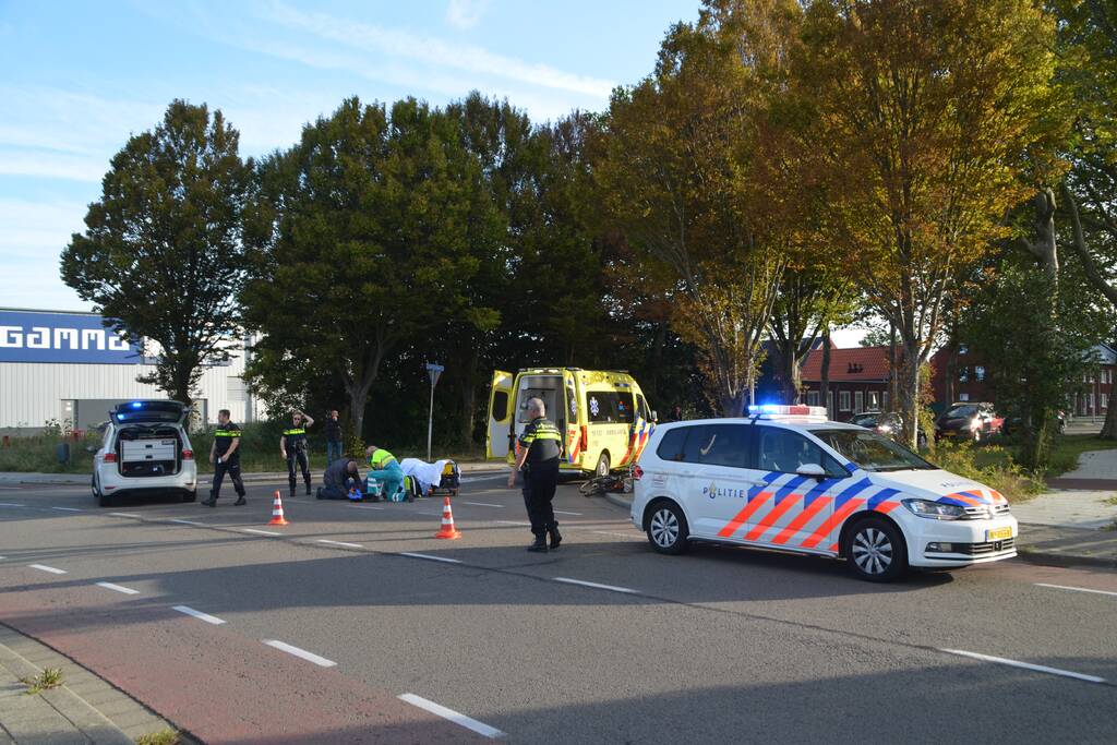 Fietser gewond na aanrijding met bestelbus