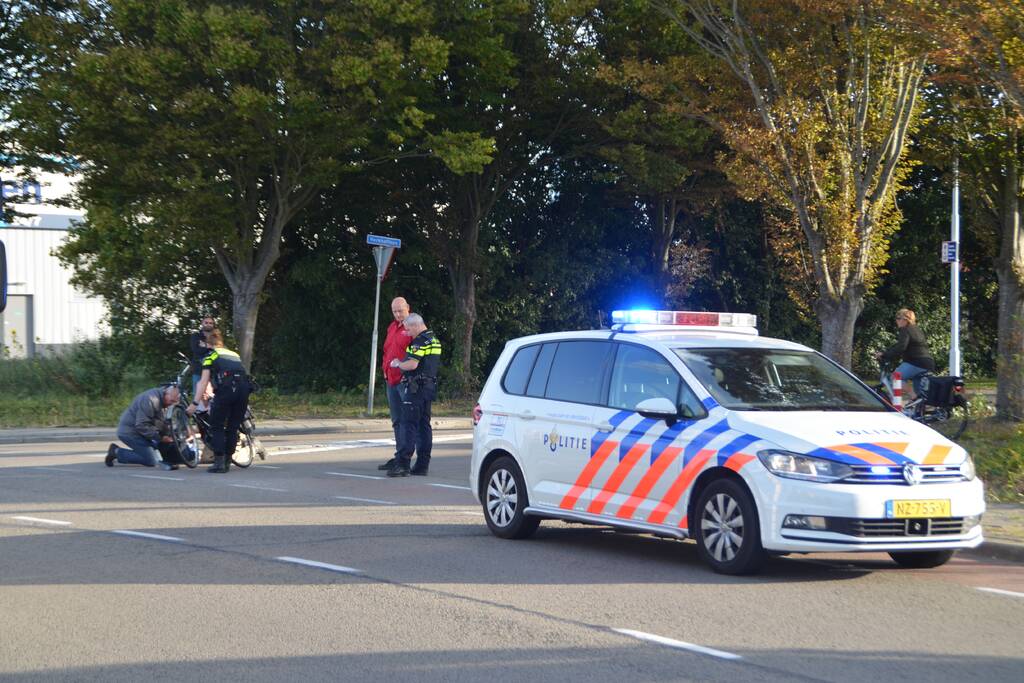 Fietser gewond na aanrijding met bestelbus