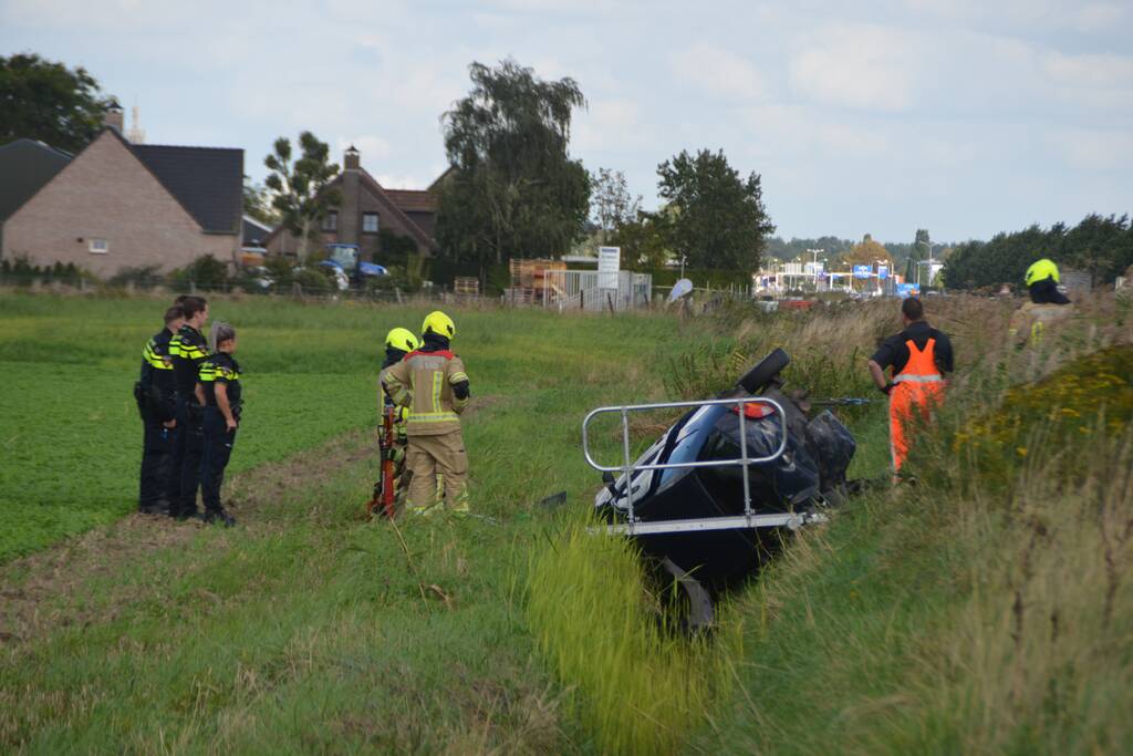 Auto raakt van de weg en belandt op de kop in greppel
