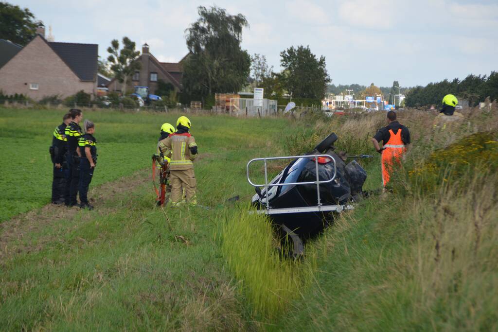 Auto raakt van de weg en belandt op de kop in greppel