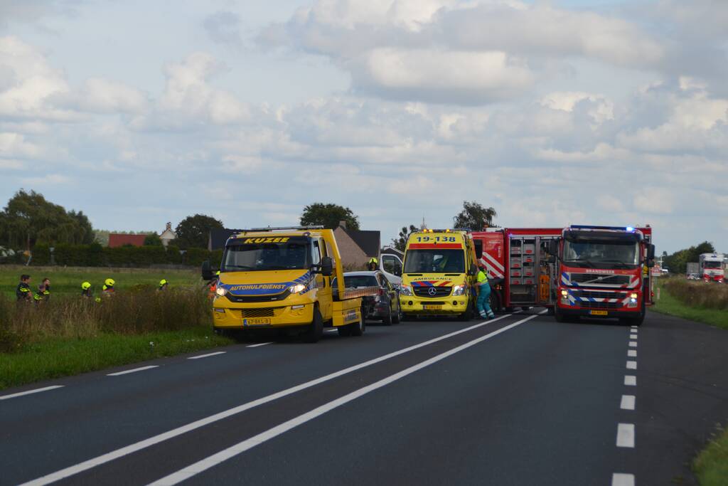 Auto raakt van de weg en belandt op de kop in greppel