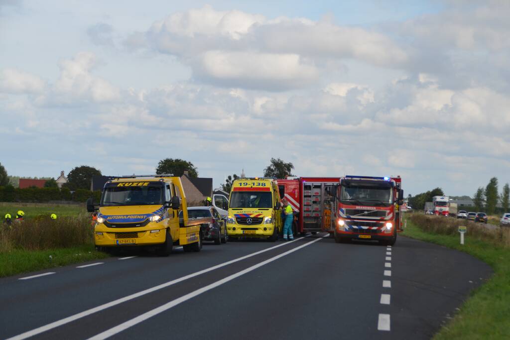 Auto raakt van de weg en belandt op de kop in greppel