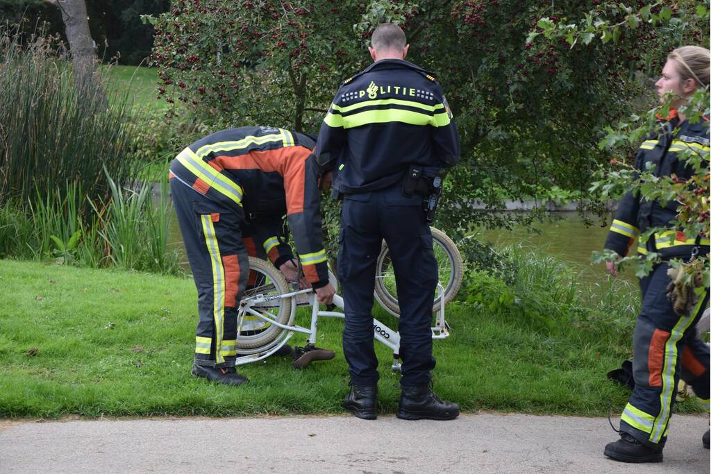Sloten in Burgemeester Berkhoutpark doorzocht na gevonden kinderfiets