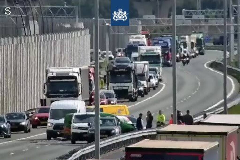 Vier auto's botsen op snelweg