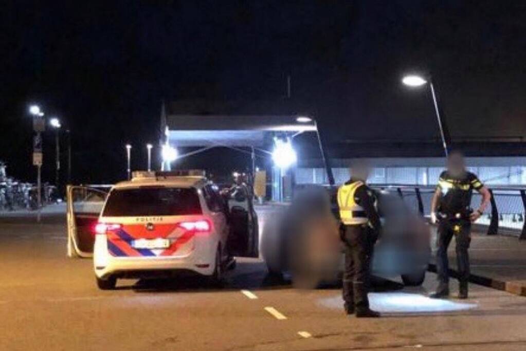 Drugsbestuurder met wapens klemgereden bij achtervolging