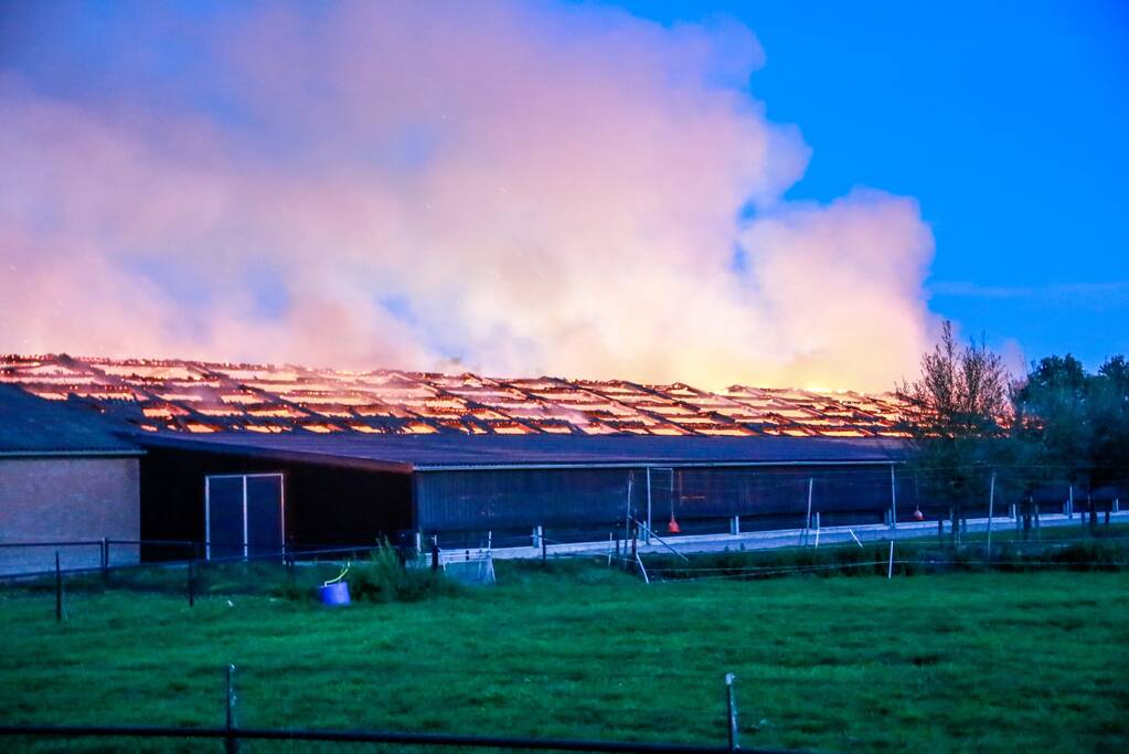 Grote uitslaande brand in hooischuur