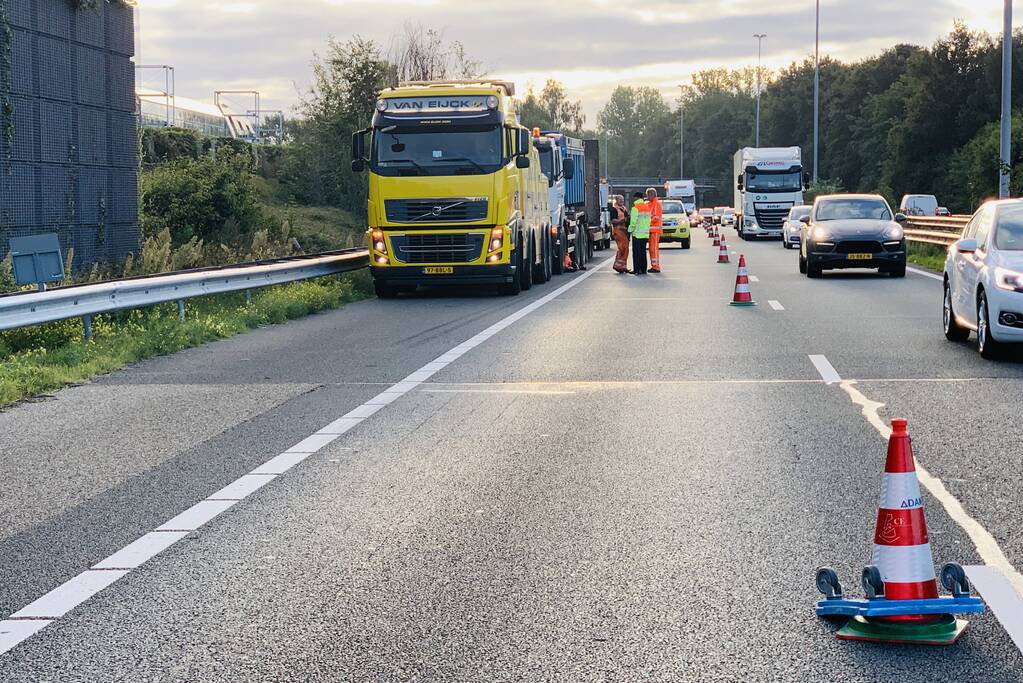 Kapotte vrachtwagen zorgt voor lange file