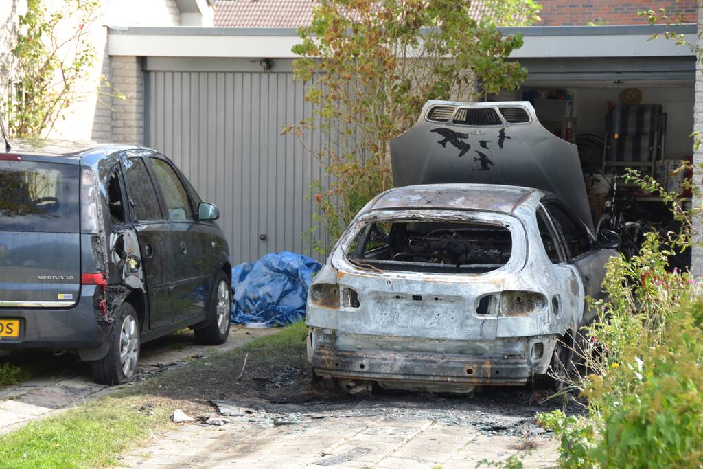Auto op oprit woning uitgebrand