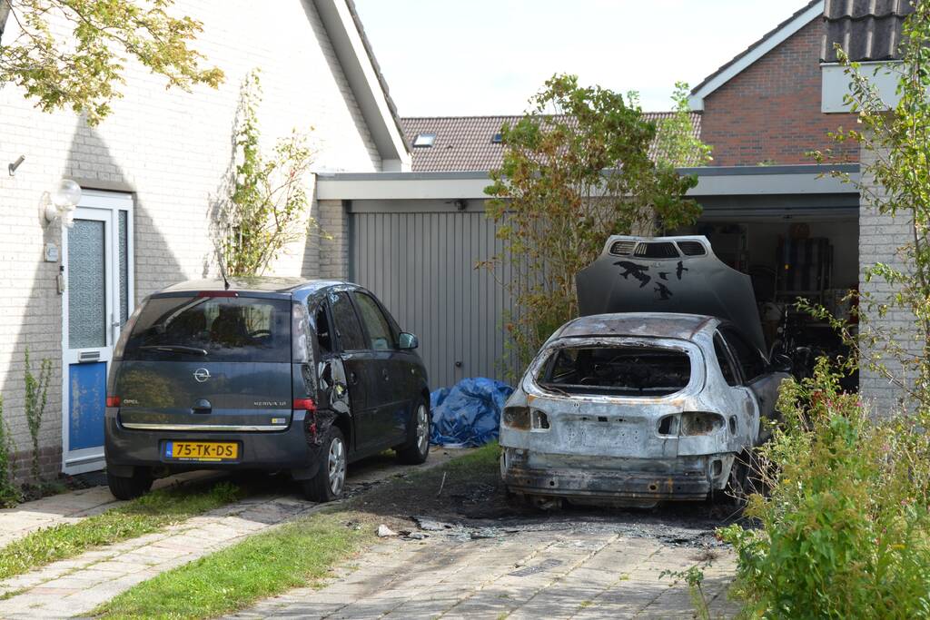 Auto op oprit woning uitgebrand