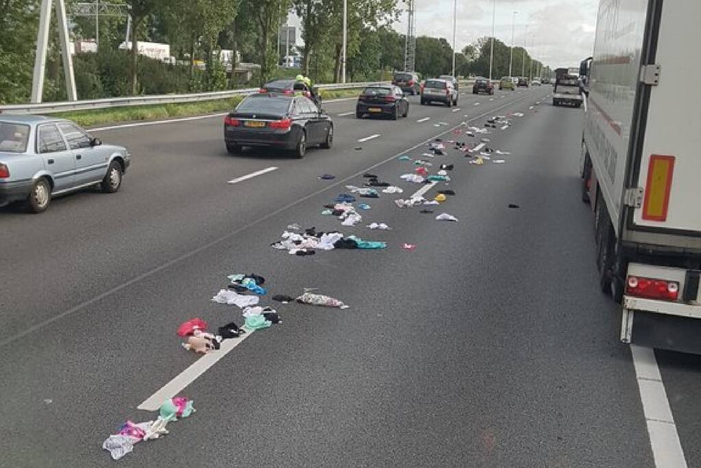 Bestelbus verliest pikante lading op snelweg; slipgevaar door lingerie