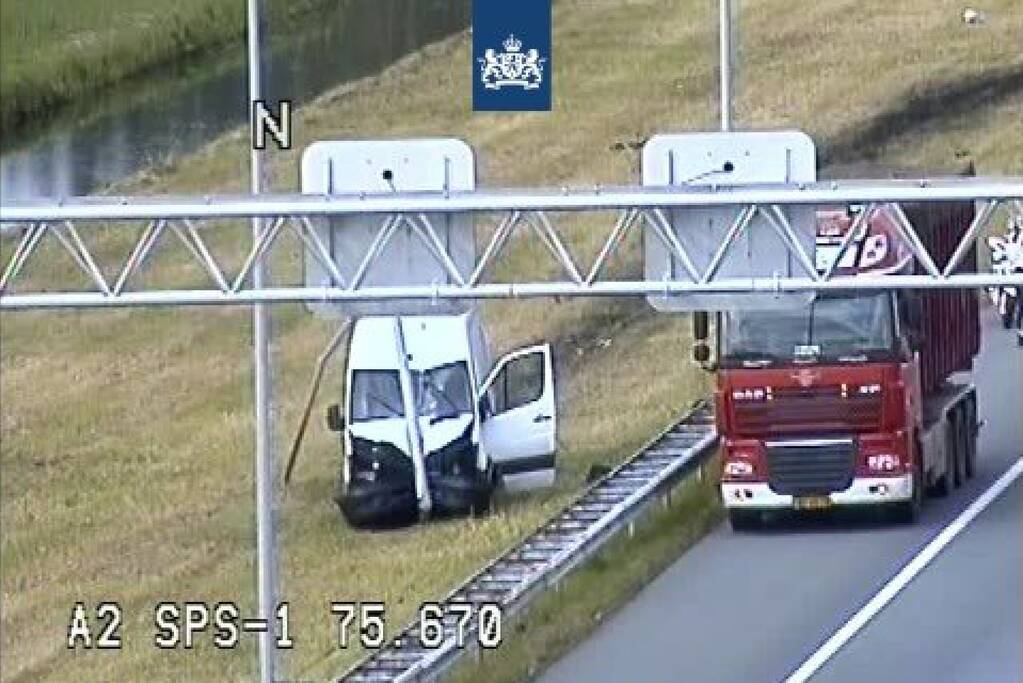 Bestelbus verplaatst lantaarnpaal