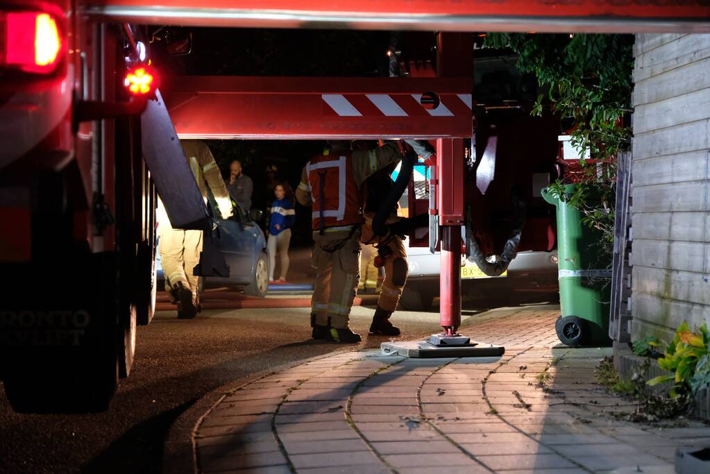 Brandweer sloopt dak om brand te lokaliseren