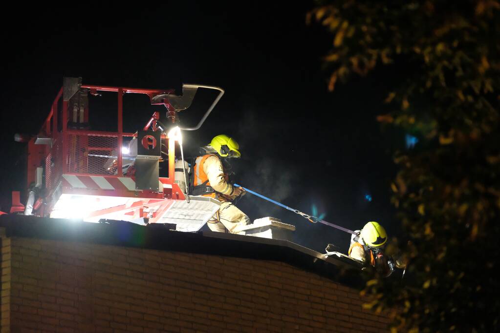 Brandweer sloopt dak om brand te lokaliseren
