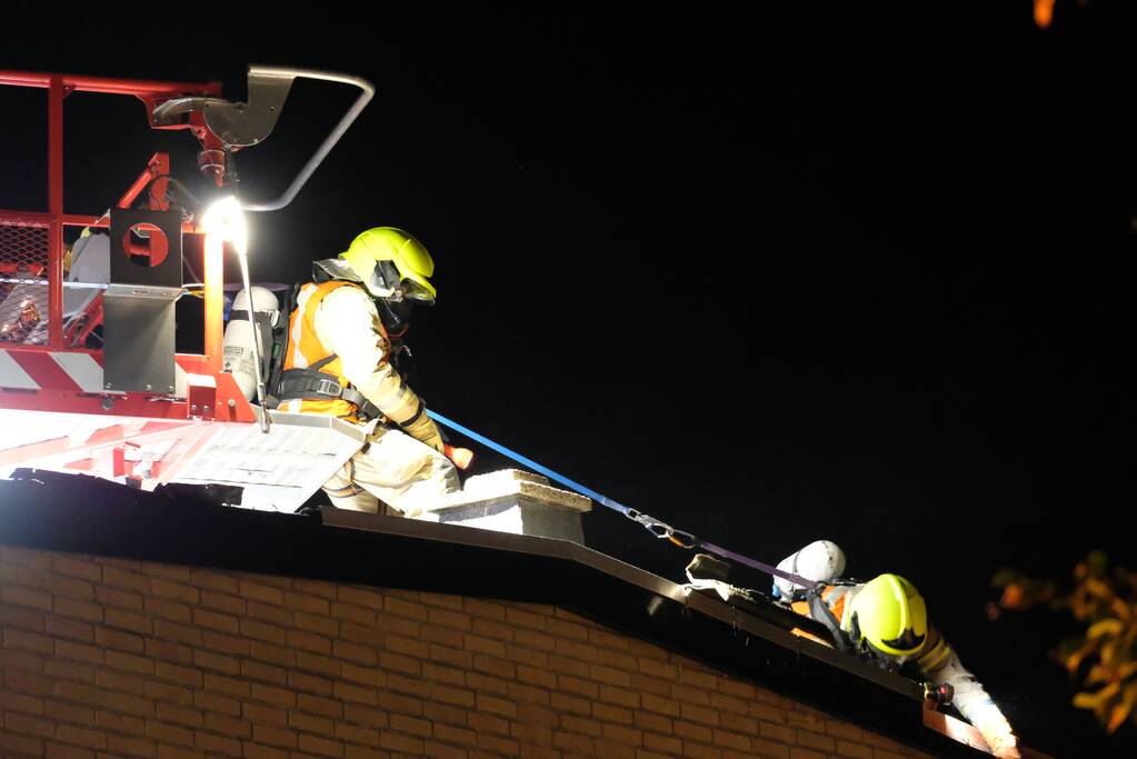 Brandweer sloopt dak om brand te lokaliseren