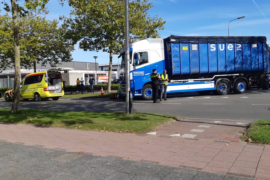 Afslaande vrachtwagen rijdt over fietsster