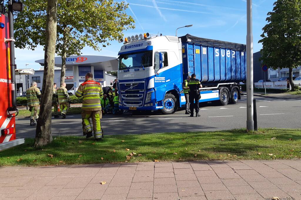 Afslaande vrachtwagen rijdt over fietsster