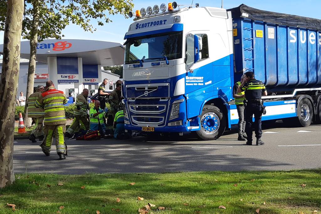 Afslaande vrachtwagen rijdt over fietsster