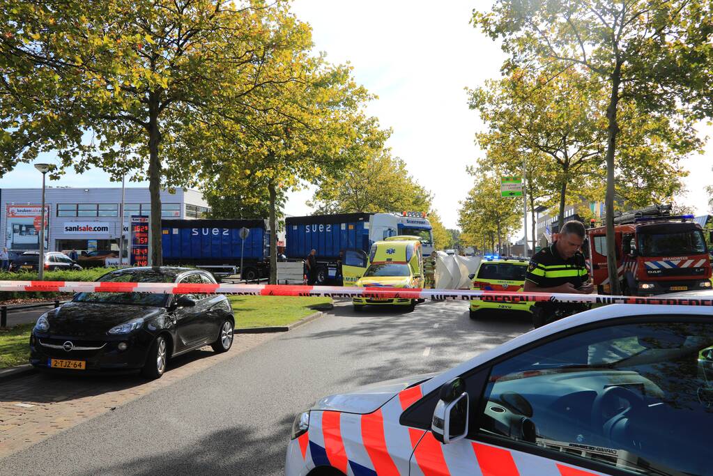 Afslaande vrachtwagen rijdt over fietsster