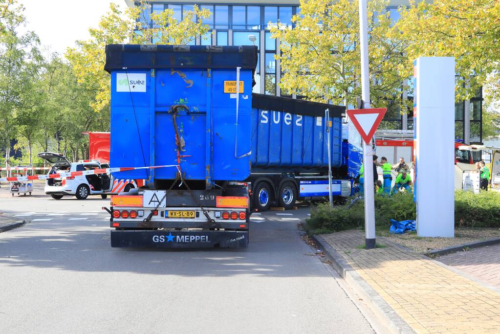 Afslaande vrachtwagen rijdt over fietsster