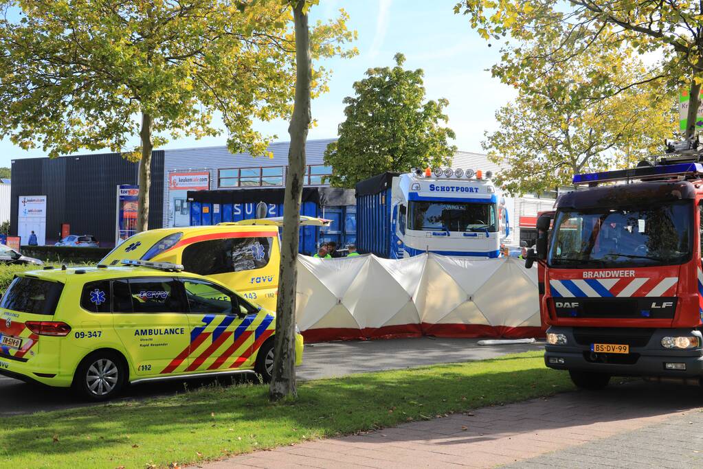 Afslaande vrachtwagen rijdt over fietsster