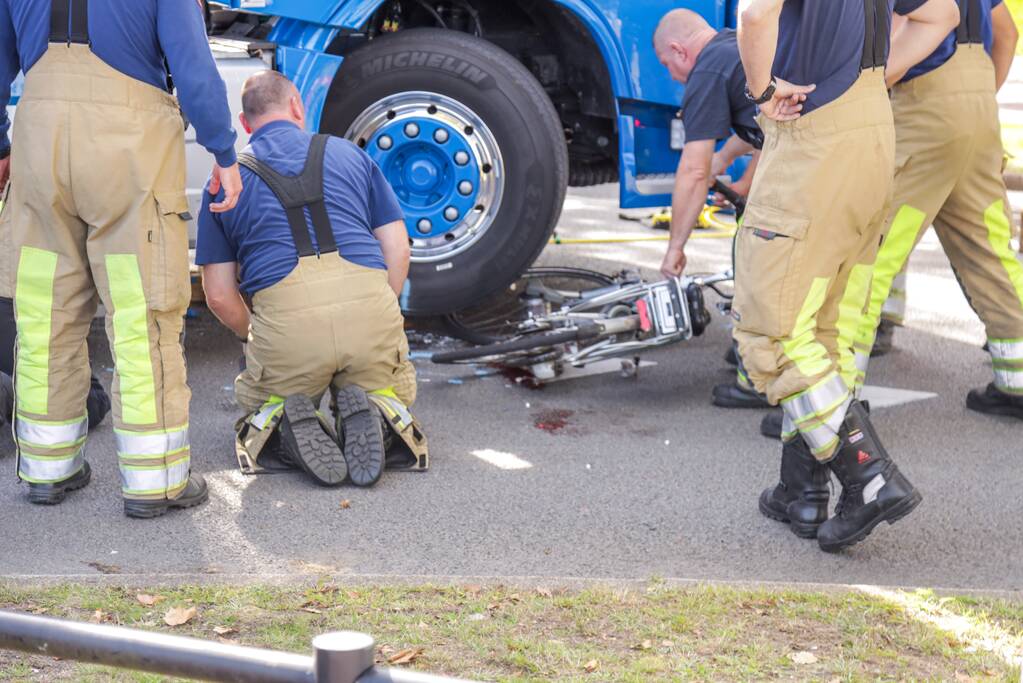 Afslaande vrachtwagen rijdt over fietsster