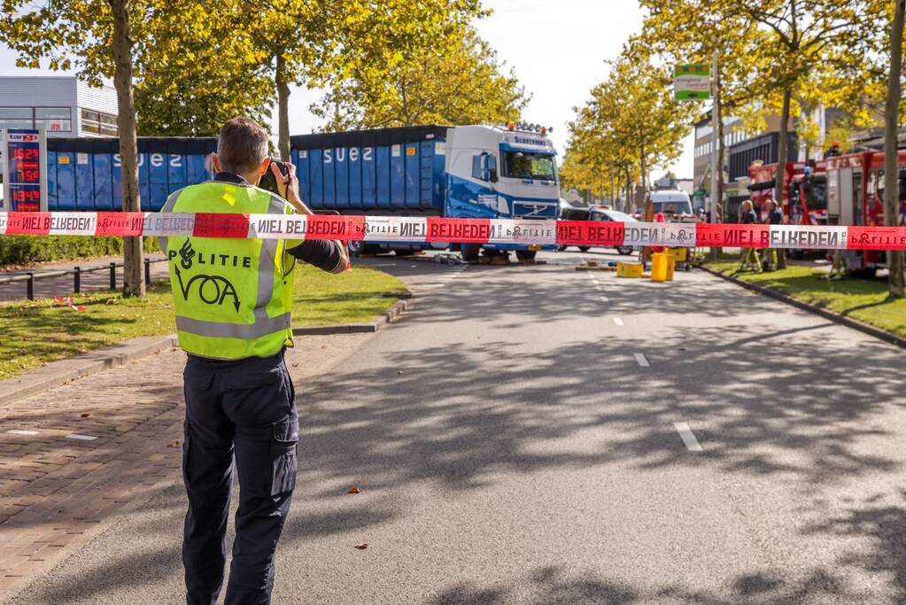 Afslaande vrachtwagen rijdt over fietsster