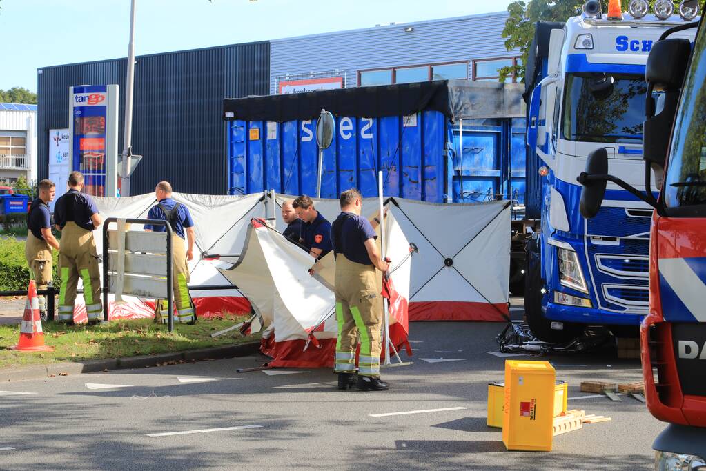 Afslaande vrachtwagen rijdt over fietsster