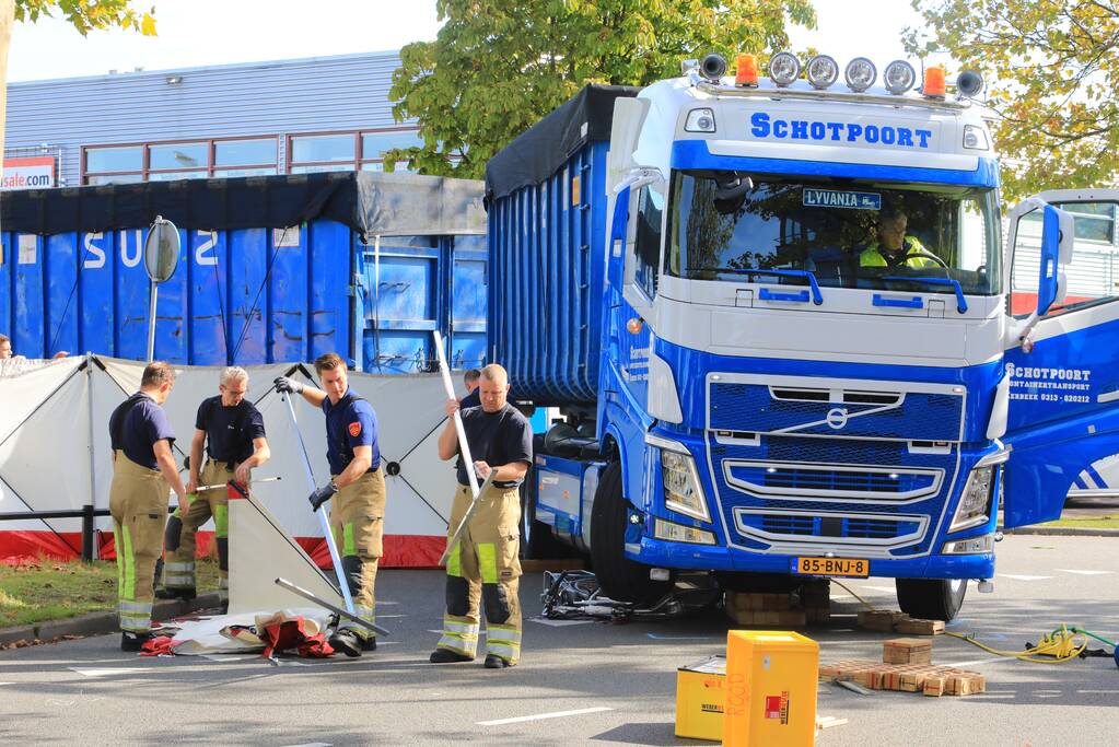 Afslaande vrachtwagen rijdt over fietsster