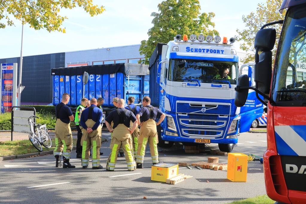 Afslaande vrachtwagen rijdt over fietsster